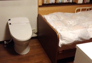 ベッド脇トイレ.JPG